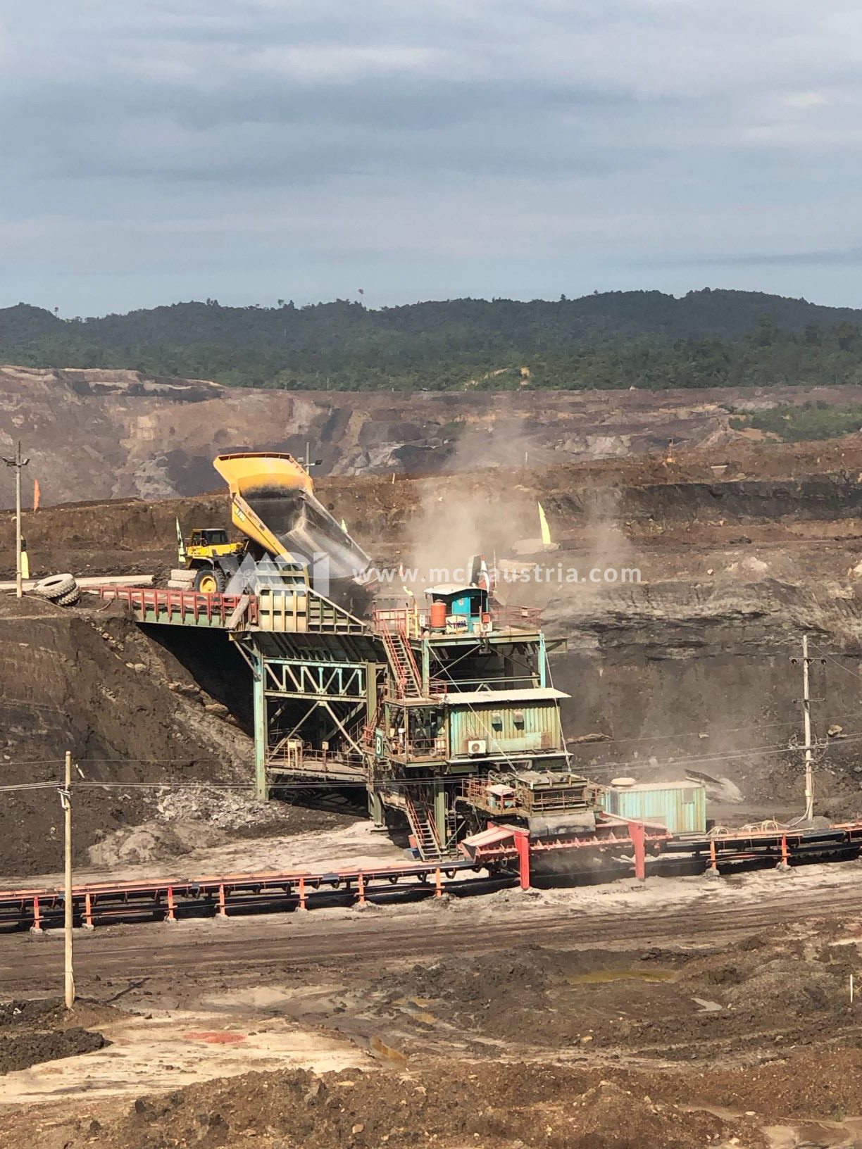 Used Mining Semi Mobile Crushing Station with Roll Sizer for sale